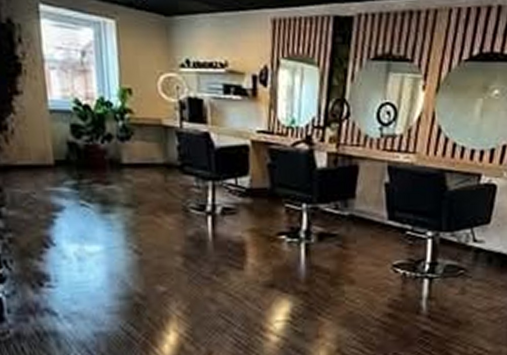 Interiér Gentleman's Barber & Bar v Brezne